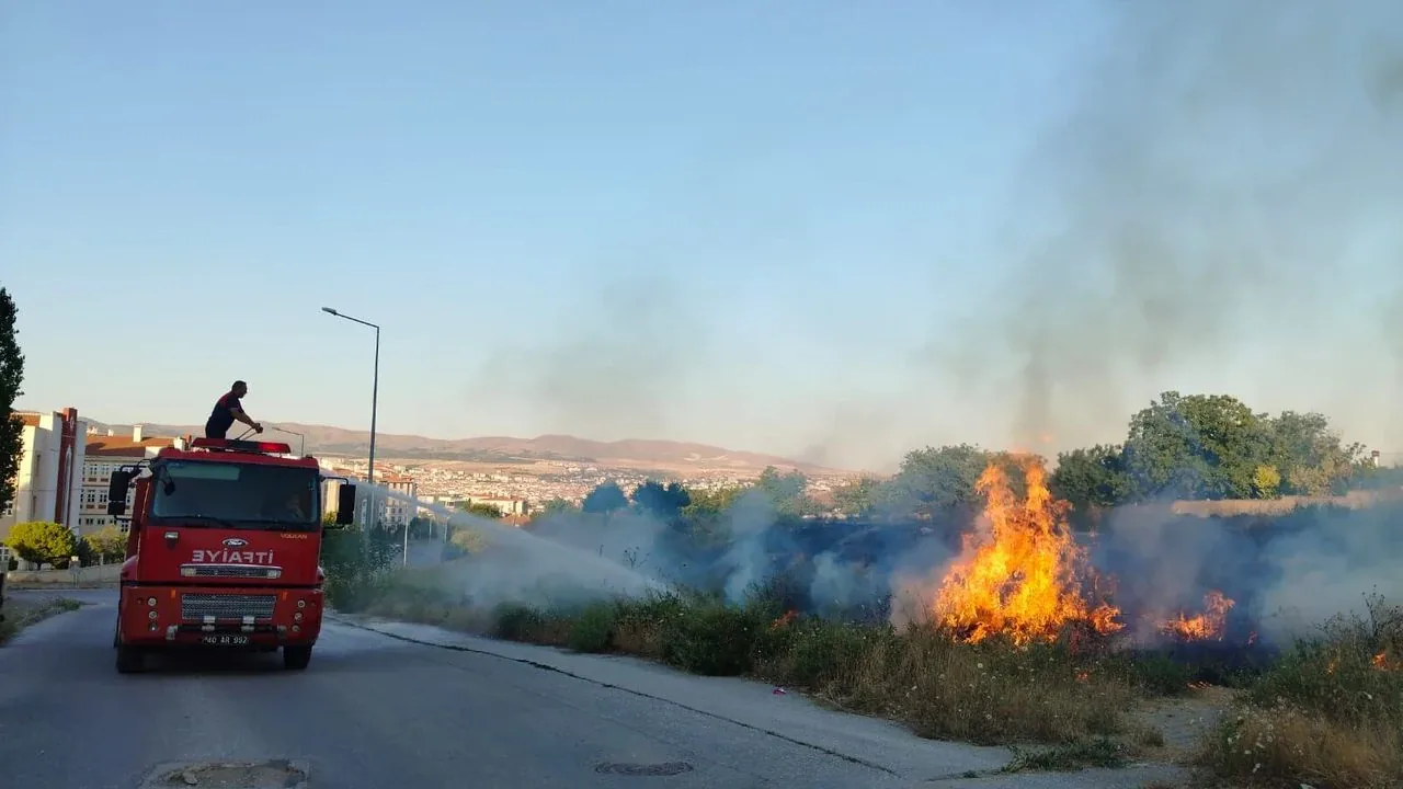 Kırşehir Bağbaşı Mahallesi'nde boş arazide yangın paniği Kırşehir Bağbaşı Mahallesi'nde boş arazide yangın paniği
