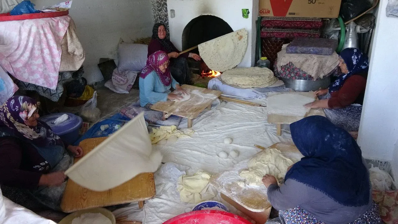 Anadolu'nun Unutulmayan Dayanışması: Aydıncık'ta Yufka Ekmek Mesaisi Anadolu'nun Unutulmayan Dayanışması: Aydıncık'ta Yufka Ekmek Mesaisi