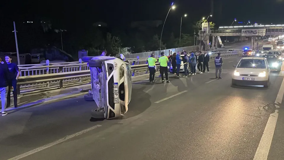 Trafik Kazasında Araç Fener Gibi Devrildi: Sürücü Hastanede görseli
