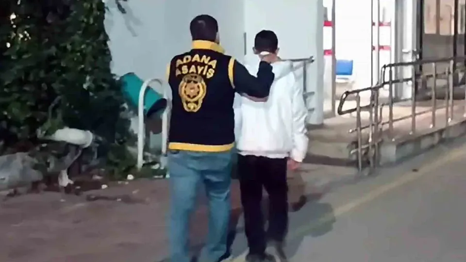 Adana'da kasada oturan 15 yaşlı çocuğu başından vuran 17 yaşlı şüpheli yakalandı görseli