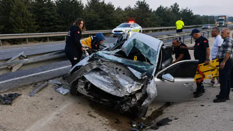 Kütahya'da alkollü sürücü bariyere çarptı: 1 kişi yaralandı