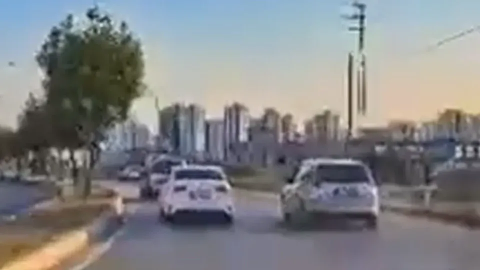 Sarıçam'da Tehlikeli Makas Terörü: 3 Araç Kaza Riskiyle Karşı Karşıya Kaldı görseli