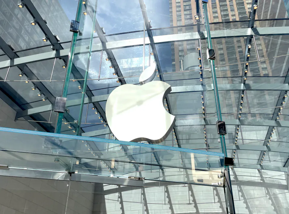 Apple'ın Tamamen Cam iPhone Planında Üretim Engeline Takıldı görseli