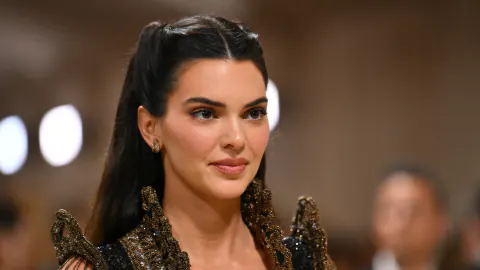 Kendall Jenner'ın Plaj Pozaları Sosyal Medyada Tartışma Yarattı