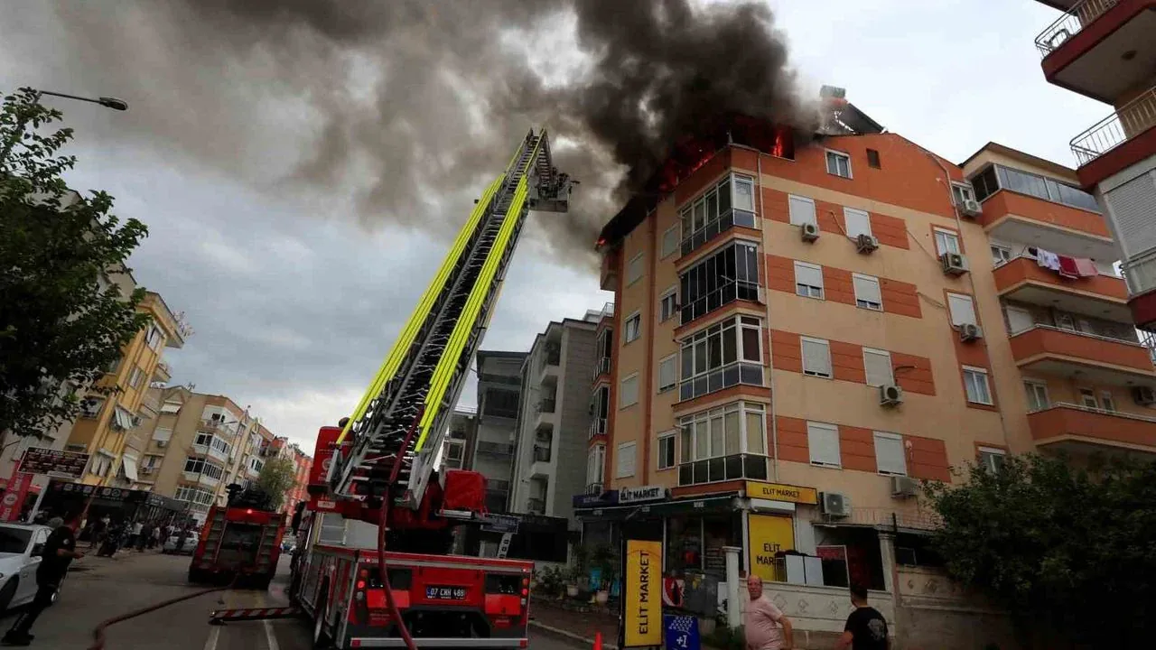 Antalya'da 5 Katlı Apartman Çatısında Yangın: Şüpheli Kadın Gözaltına Alındı Antalya'da 5 Katlı Apartman Çatısında Yangın: Şüpheli Kadın Gözaltına Alındı