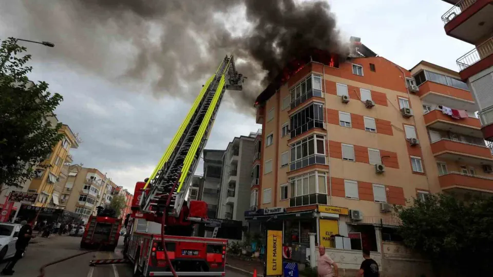 Antalya'da 5 Katlı Apartman Çatısında Yangın: Şüpheli Kadın Gözaltına Alındı görseli