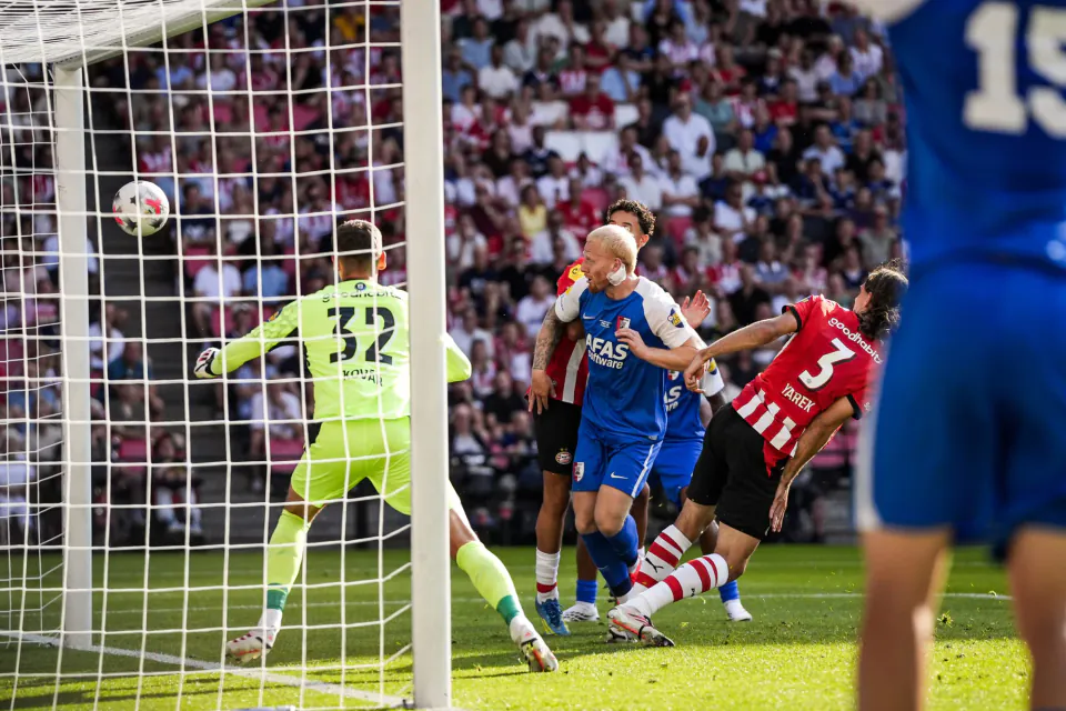 Hollanda Ligi Öncesi Sert Başlangıç: AZ Alkmaar, PSV'yi 4-0'la Devirdi görseli