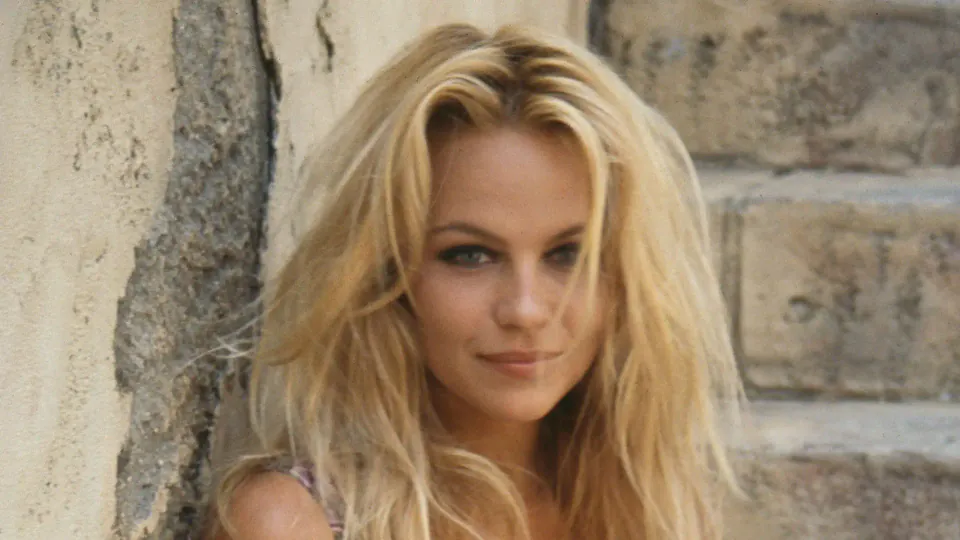Pamela Anderson 59 Yaşında: Baywatch Döneminden Doğal Güzelliğe Dönüşümü görseli