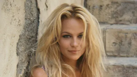 Pamela Anderson 59 Yaşında: Baywatch Döneminden Doğal Güzelliğe Dönüşümü
