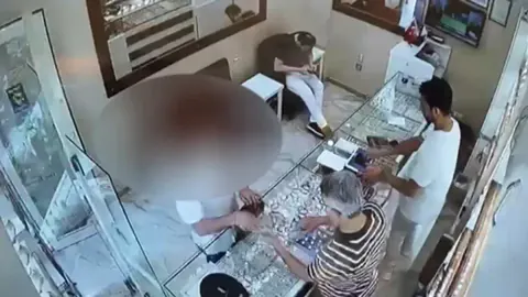 Fatih'te Kuyumcu Soygunu: Elektrik Kesintisini Fırsat Bildi, 300 Tam Altını Çaldı