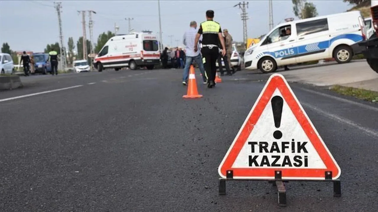 Yeleğen'de otomobil ile tanker çarpıştı: 89 yaşındaki sürücü hayatını kaybetti Yeleğen'de otomobil ile tanker çarpıştı: 89 yaşındaki sürücü hayatını kaybetti