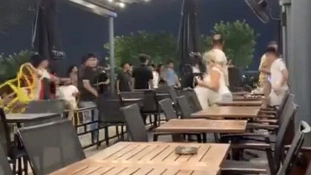 Adana Optimum AVM'de Sandalyeli Kavga: Güvenlik Zafiyeti Tartışma Yarattı Adana Optimum AVM'de Sandalyeli Kavga: Güvenlik Zafiyeti Tartışma Yarattı