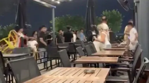 Adana Optimum AVM'de Sandalyeli Kavga: Güvenlik Zafiyeti Tartışma Yarattı Adana Optimum AVM'de Sandalyeli Kavga: Güvenlik Zafiyeti Tartışma Yarattı