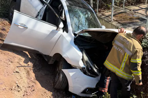 Yalova'da otomobil şarampole çarptı ve yuvarlandı: 1 bebek dahil 4 yaralı