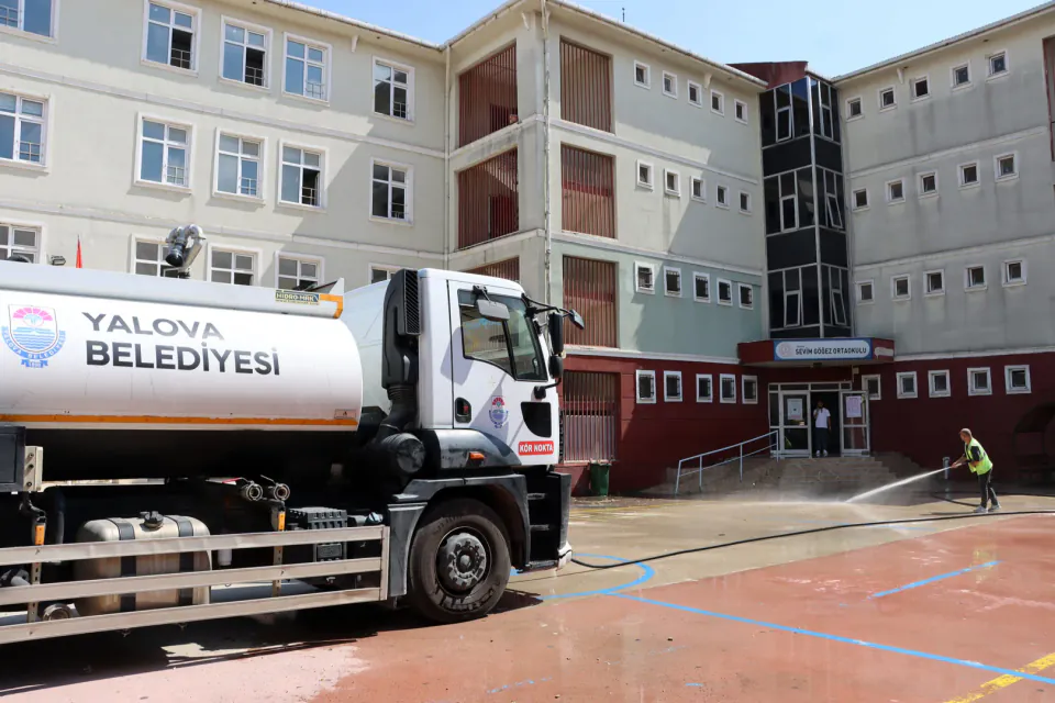 Yalova'da okullar yeni yıla temiz başlıyor: Belediye bahçeleri tazyikli suyla yıkadı görseli