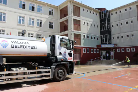 Yalova'da okullar yeni yıla temiz başlıyor: Belediye bahçeleri tazyikli suyla yıkadı