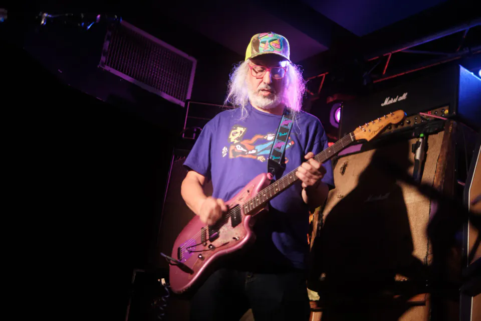 J Mascis: 'Slacker Gitar Tanrısı' Röportajlarda Neden Sessiz Kalıyor? Minigolf Anısı Çıktı Ortaya görseli