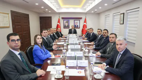 Vali Yavuz Kaymakamlarla Değerlendirme Toplantısı Yaptı: Adana İçin Güvenlik ve Yatırım Kararlılığı