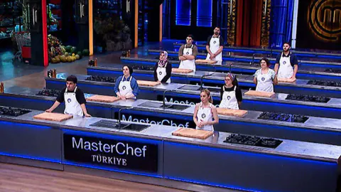 MasterChef'te Muhammed mavi, Kübra kırmızı kaptan: Yeni hafta takımlar belli oldu