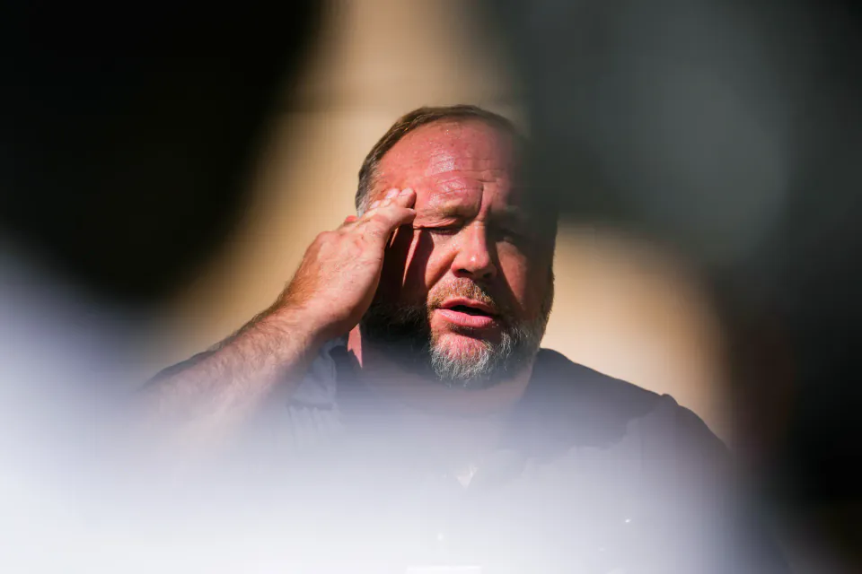 The Onion'dan Büyük Dönüşüm: InfoWars Komedi Platformuna Dönüşüyor görseli