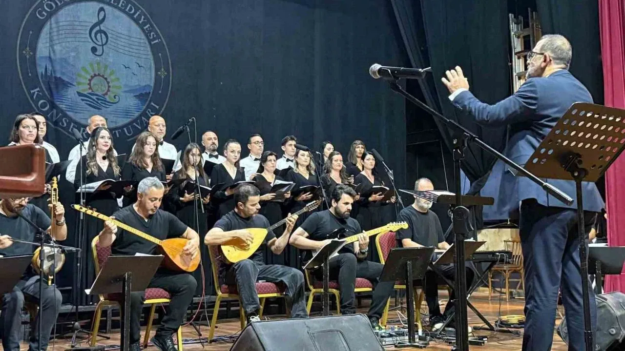 Gölcük Belediyesi Konservatuvarı'nda Türkülerle Mezuniyet Coşkusu Gölcük Belediyesi Konservatuvarı'nda Türkülerle Mezuniyet Coşkusu