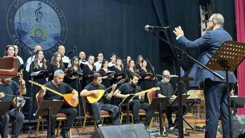 Gölcük Belediyesi Konservatuvarı'nda Türkülerle Mezuniyet Coşkusu