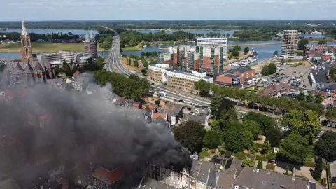 Hollanda Roermond'da Tarihi Binada Korkutan Yangın: Şehre Kapatma Uyarısı