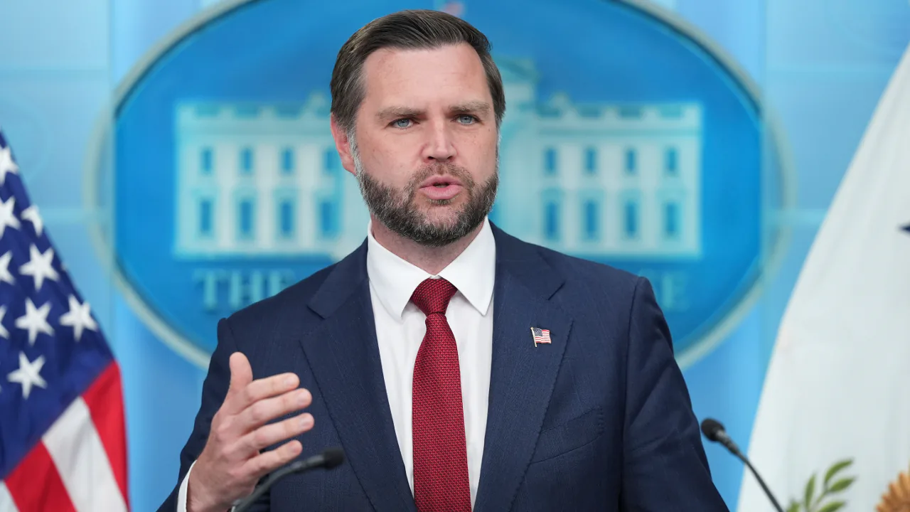 JD Vance Beyaz Saray basın toplantısında kilo vermeyi anlattı: 'Bobby Kennedy'yi arayın, ama yemekten keyif almak istiyorsanız aramayın' JD Vance Beyaz Saray basın toplantısında kilo vermeyi anlattı: 'Bobby Kennedy'yi arayın, ama yemekten keyif almak istiyorsanız aramayın'