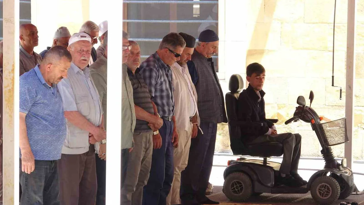 Bayburt'ta Engelli Abdullah Demir'in İbadet Azmi: 'Her Sağlıklı İnsan Bir Engelli Adayıdır' Bayburt'ta Engelli Abdullah Demir'in İbadet Azmi: 'Her Sağlıklı İnsan Bir Engelli Adayıdır'