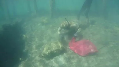 Gümüşlük Koyu'nda Deniz Dibi Temizliği: 250 Kilogram Atık Çıkarıldı