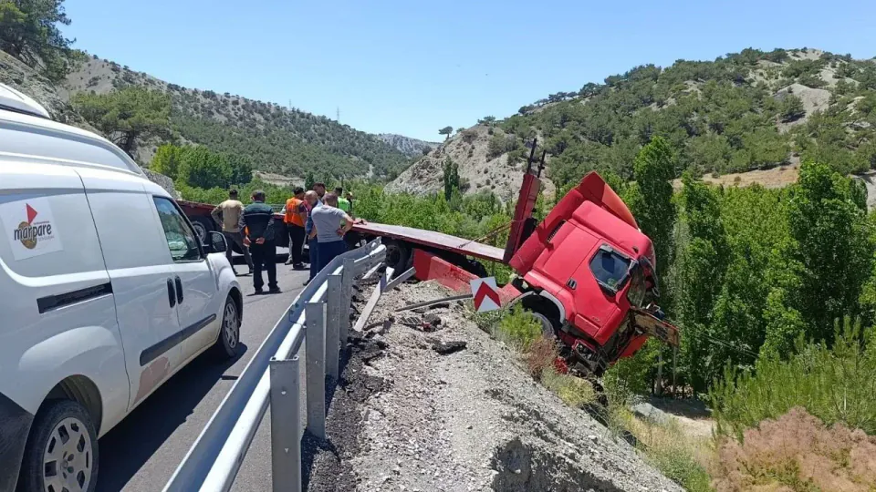 Malatya-Adıyaman Yolunda Kaza: Bariyerlere Çarpan Çekici Askıda Kaldı görseli