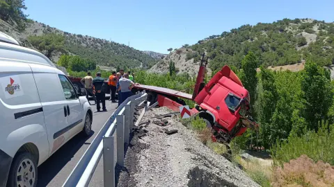 Malatya-Adıyaman Yolunda Kaza: Bariyerlere Çarpan Çekici Askıda Kaldı