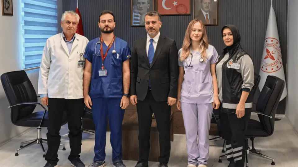 İnegöl'de sağlıkçı anne babaların emeği meyve verdi: Çocukları hekim oldu görseli