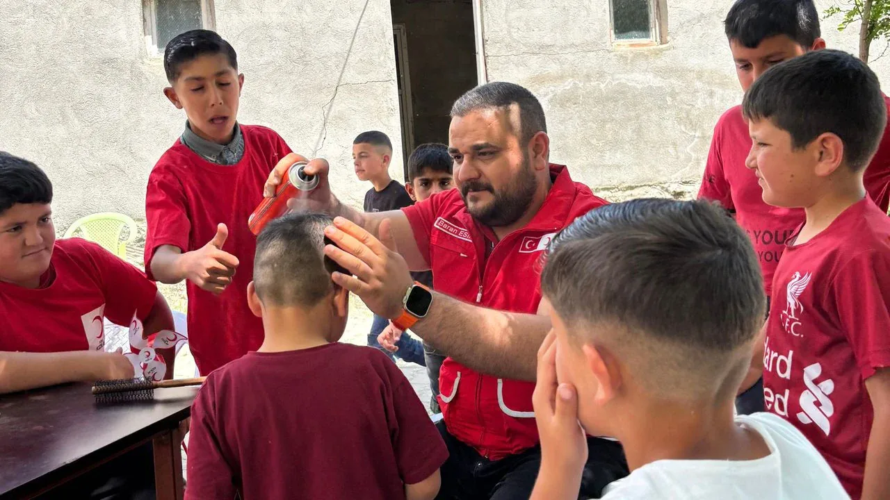 Adilcevaz'da Genç Kızılay'dan Köy Çocuklarına Bakım Seferberliği Adilcevaz'da Genç Kızılay'dan Köy Çocuklarına Bakım Seferberliği