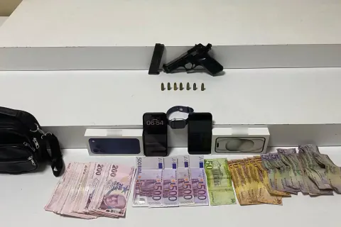 Beyoğlu'ndaki camide para dolu çantayı çalan hırsız tutuklandı, evinde ruhsatsız tabanca bulundu