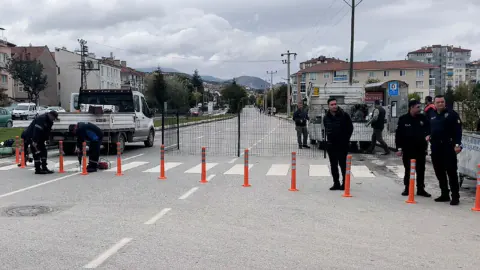Kütahya'da 110 metrelik cadde mahkeme kararıyla kapatıldı: Tapu sahibi mülkiyet hakkını kazandı