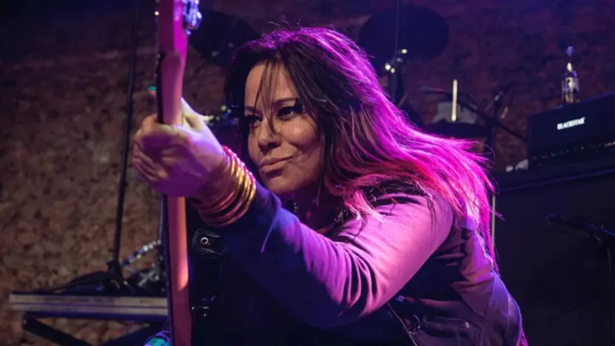L7 Grubu Bassisti Jennifer Finch Yaşadığı Beyin Kanseri Mücadelesinde Hayatını Kaybetti L7 Grubu Bassisti Jennifer Finch Yaşadığı Beyin Kanseri Mücadelesinde Hayatını Kaybetti