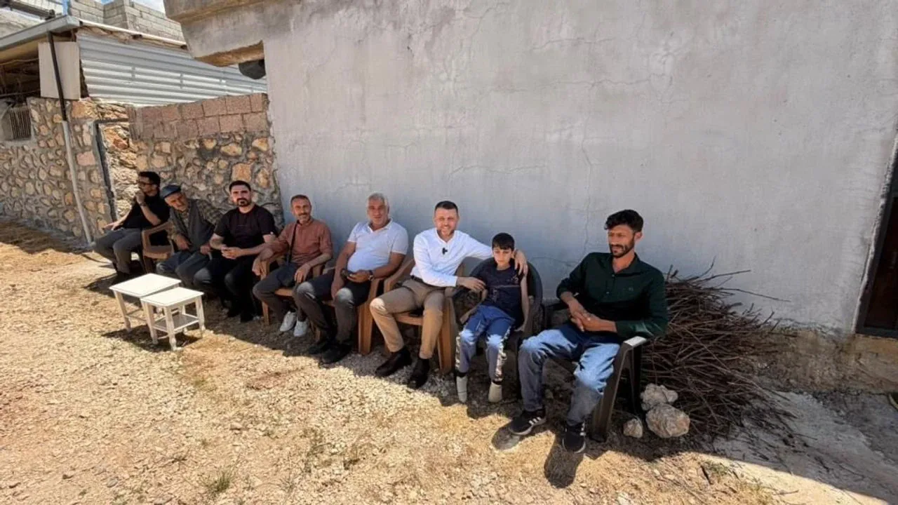 Babasının Yaptığı Paletli Araç Dikkat Çekti: Eğil Belediyesi'nden Anlamlı Dokunuş Babasının Yaptığı Paletli Araç Dikkat Çekti: Eğil Belediyesi'nden Anlamlı Dokunuş