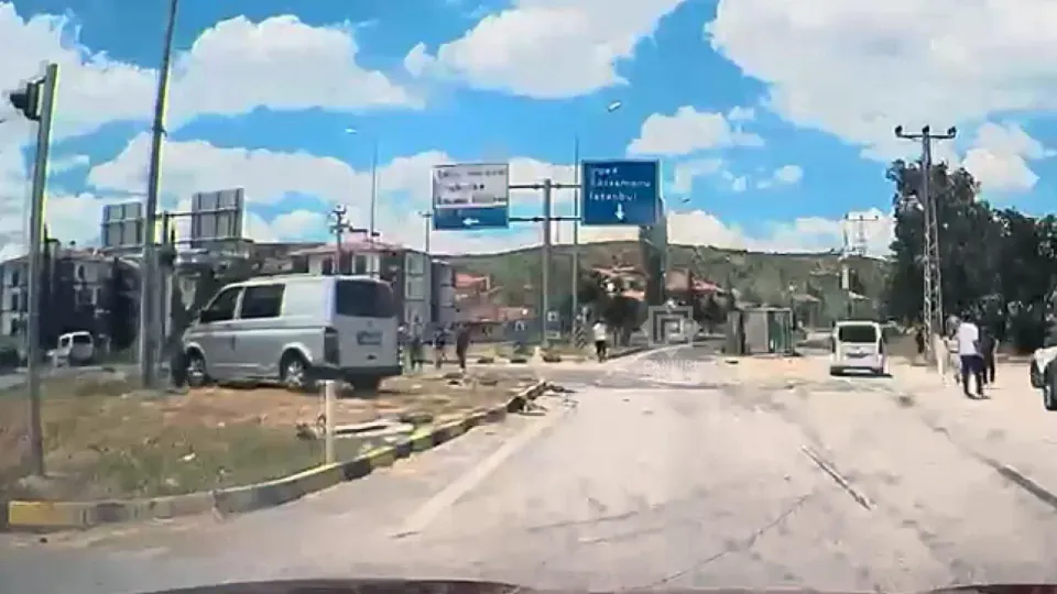 Çankırı D-765 Karayolu'nda Korkutan Kaza: Tır Devrildi, Transporter Adaya Çıktı görseli
