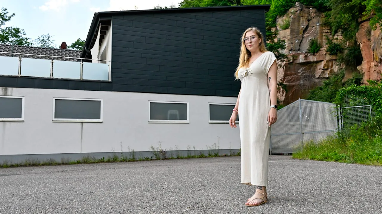 Almanya'da Korkunç Olay: Evine Düşen Dev Kaya Kütlesi Hayatını Kararttı Almanya'da Korkunç Olay: Evine Düşen Dev Kaya Kütlesi Hayatını Kararttı