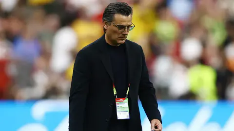 Montella'dan sert tepki: "Kaos çıkarmaya çalışanlardan daha çok Türk'üm" Montella'dan sert tepki: "Kaos çıkarmaya çalışanlardan daha çok Türk'üm"