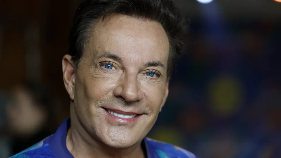 Avrupa'nın Renkli İkonu Gerard Joling: Müzikten Modaya Bir Yolculuk görseli