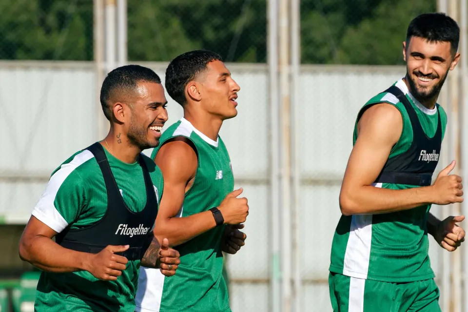 Bursaspor'un Yeni Transferleri Sahaya İndi: Elitim, Bayramov ve Boutrah Form Tutuyor görseli