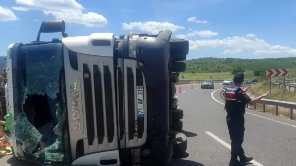 Karabük'te hurda demir yüklü tır devrildi: 1 yaralı görseli