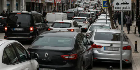 Yozgat Şehir Merkezinde Trafik Çilesi: Hatalı Parklar Ulaşımı Felç Etti