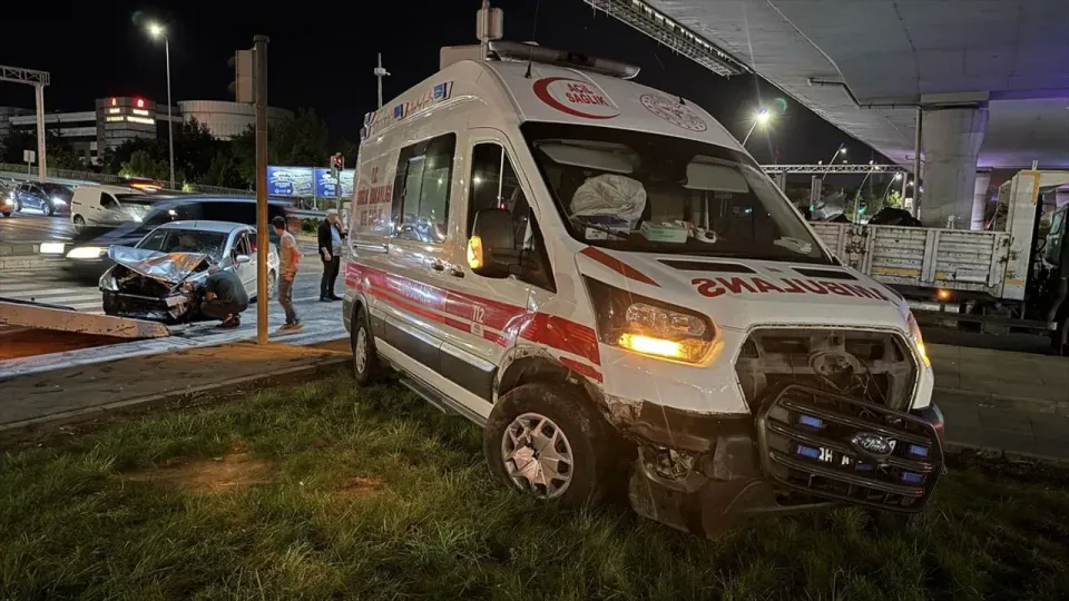 Kayseri'de ambulans-otomobil çarpışması: 6 yaralı, sağlık durumları iyi görseli