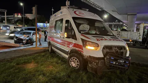 Kayseri'de ambulans-otomobil çarpışması: 6 yaralı, sağlık durumları iyi
