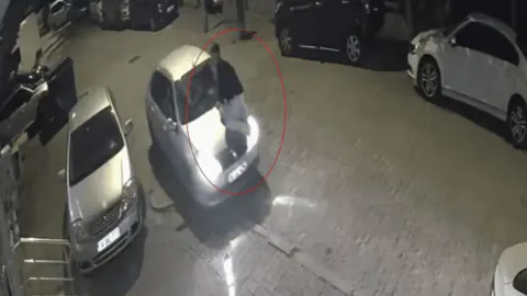 Bahçelievler'de Kaputta Yolculuk: Güvenlik Kamerası Anlarıı Yakaladı