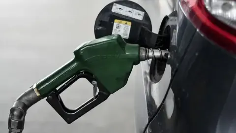 Akaryakıta Çifte Zam Kapıda: Benzin ve Motorin Fiyatları Ne Kadar Olacak?