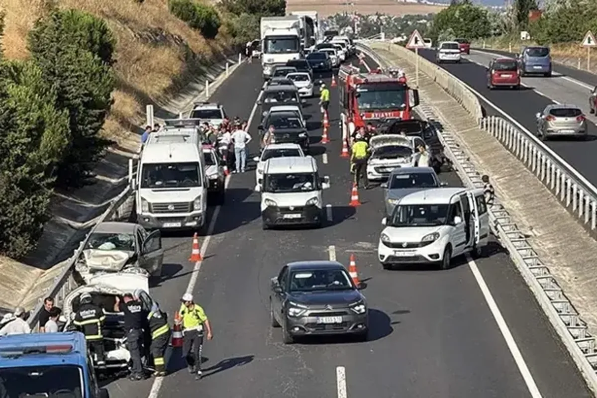 Tekirdağ-İstanbul Yolunda Zincirleme Kaza: 7 Araç Birbirine Girdi Tekirdağ-İstanbul Yolunda Zincirleme Kaza: 7 Araç Birbirine Girdi